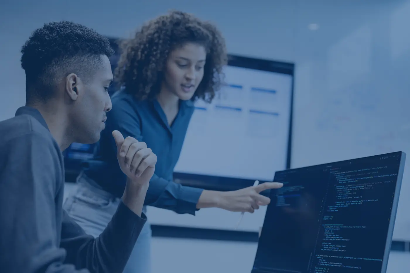 Equipe técnica da Meet Tecnologia em operação no data center